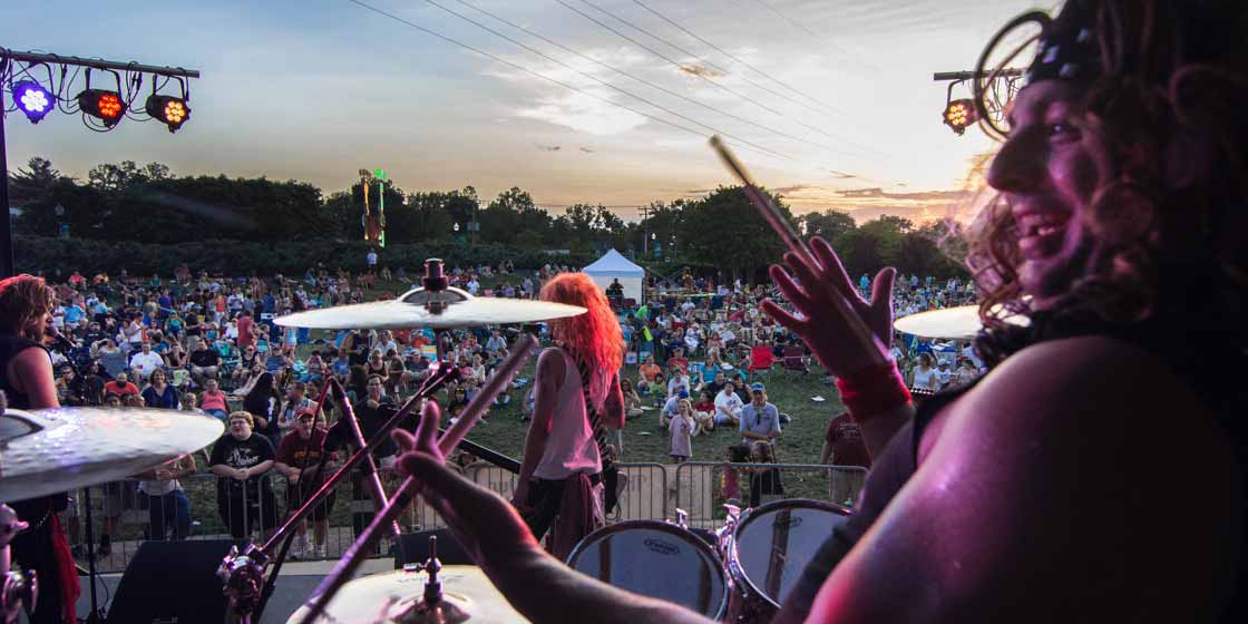 Rare shot from behind Joe E Lee at the Herndon Festival.